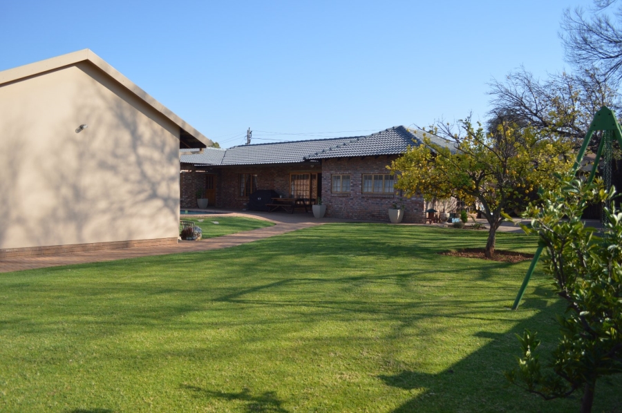 6 Bedroom Property for Sale in Flamwood North West